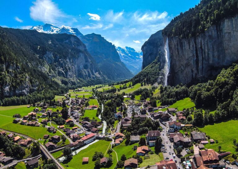 Lauterbrunnen-montagna-estate-scaled