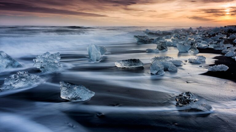 breidamerkursandur-diamond-beach-sunset