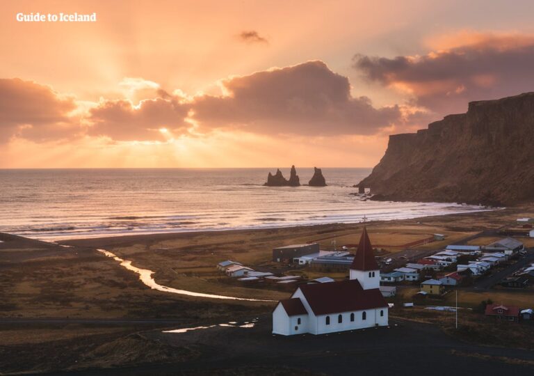 le-magnifique-village-de-vik-sous-le-soleil-d-ete