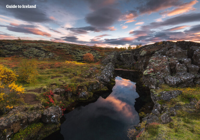 le-parc-national-de-thingvellir-est-le-seul-site-du-patrimoine-mondial-de-l-unesco-en-islande-et-l-un-des-principaux-arrets-le-long-de-la-celebre-route-touristique-du-cercle-d-or