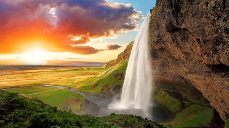 seljalandsfoss-waterfall-1510655817-785X440
