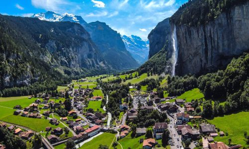 Lauterbrunnen-montagna-estate-scaled